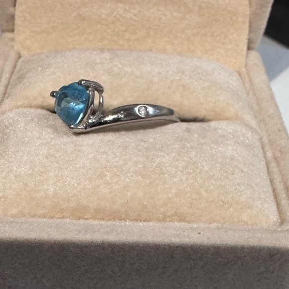 πβ¨ Dainty 14K White Gold Blue Topaz Ring β Minimalist Sparkle + Vintage Charm! - Picture 12 of 14
